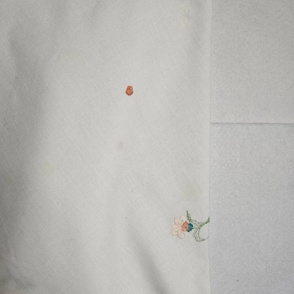 Vintage Round White Tablecloth Scalloped Edge‎ Floral Embroidery 64 Inch Cottage
